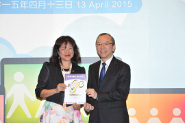Ms Katherine Ma, HKU Director of Communications(left), receiving the “Triple Gold Award” for HKU website in the Web Accessibility Recognition Scheme